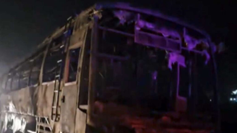 KMP एक्सप्रेस-वे पर भीषण हादसा श्रद्धालुओं से भरी बस में लगी आग से 9 लोगों की दर्दनाक मौत