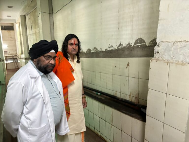 मरीजों को अच्छी चिकित्सा सेवा उपलब्ध कराना ही प्राथमिकता  – स्वामी बालमुकुंद आचार्य 