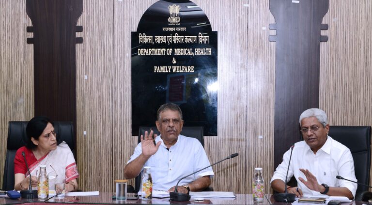 चिकित्सा तंत्र अलर्ट एवं प्रो-एक्टिव एप्रोच से करे काम लापरवाही पर अधीक्षक की जिम्मेदारी होगी – चिकित्सा मंत्री