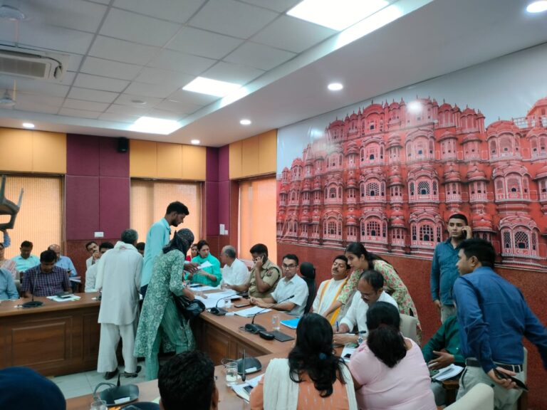 मुख्यमंत्री के निर्देशों की अनुपालन में जिला कलेक्टर ने किया आमजन की समस्याओं का मौके पर निस्तारण