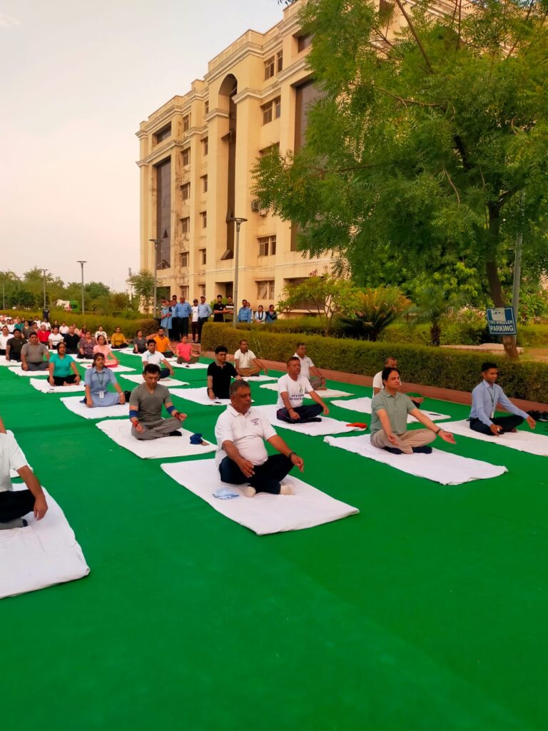 चिकित्सा मंत्री ने आरयूएचएस में योग दिवस पर किया योगाभ्यास