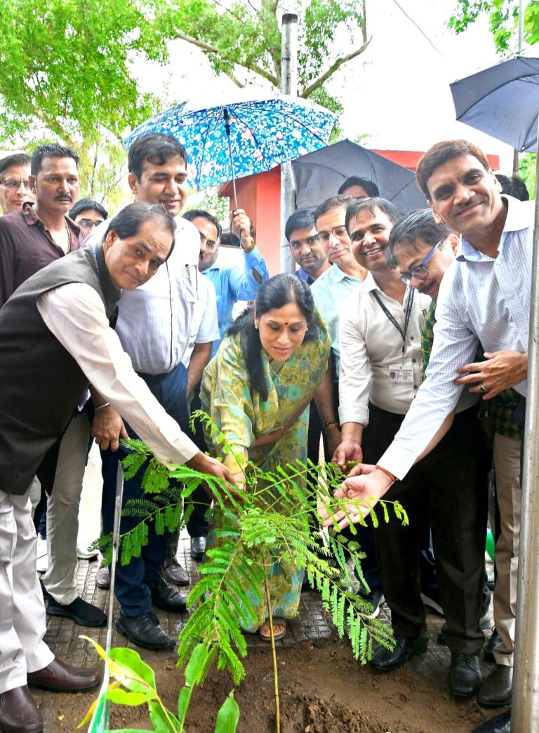 नेशनल डॉक्टर डे पर  वृक्षारोपण अभियान का हुआ शुभारम्भ