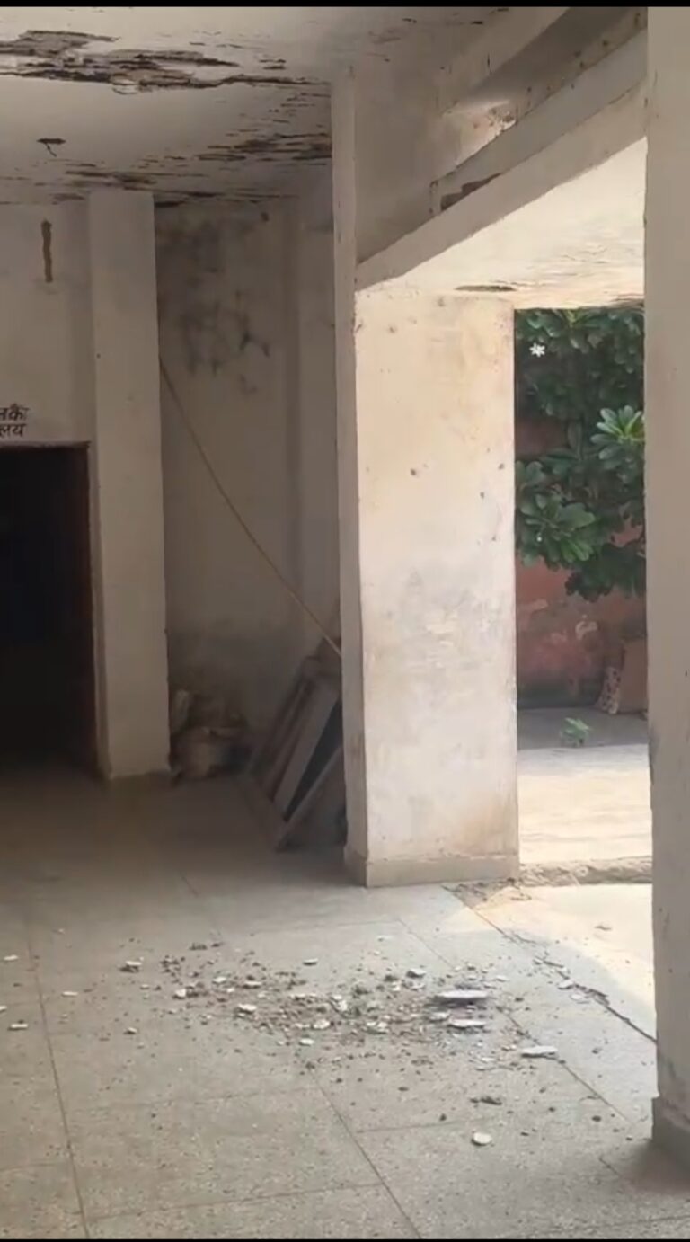 सांगानेर में सरकारी स्कूल की छत का प्लास्टर गिरा