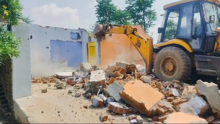 न्यायालय आदेश के तहत जगतपुरा क्षेत्र के एयरपोर्ट एरिया में आ रहे निर्माण ध्वस्त 