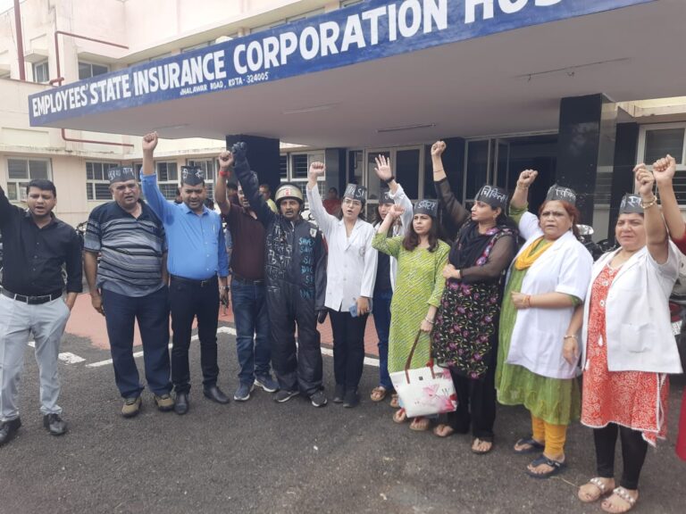 कोलकाता मामले में सेवारत चिकित्सकों ने किया काली पट्टी बांध कर विरोध प्रदर्शन