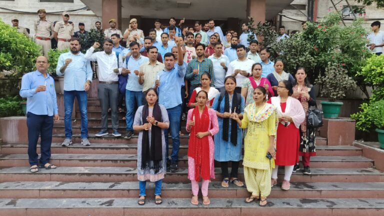 नर्सेज ने निकाली न्याय यात्रा