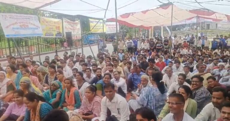 ठेका कर्मियों ने अपनी मांग को लेकर शहीद स्मारक पर किया प्रदर्शन