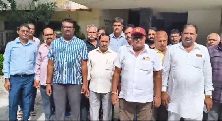​तकनीकी कर्मचारियों ने अपनी मांगों लेकर अति. मुख्य अभियंता का किया घेराव