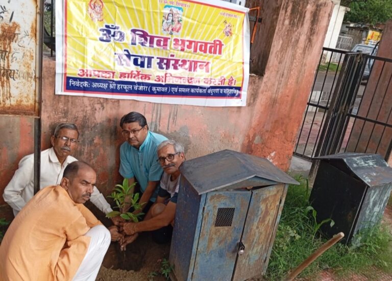 एक पेड़ माँ के नाम अभियान के तहत वार्ड 19 में पेड़ लगाए