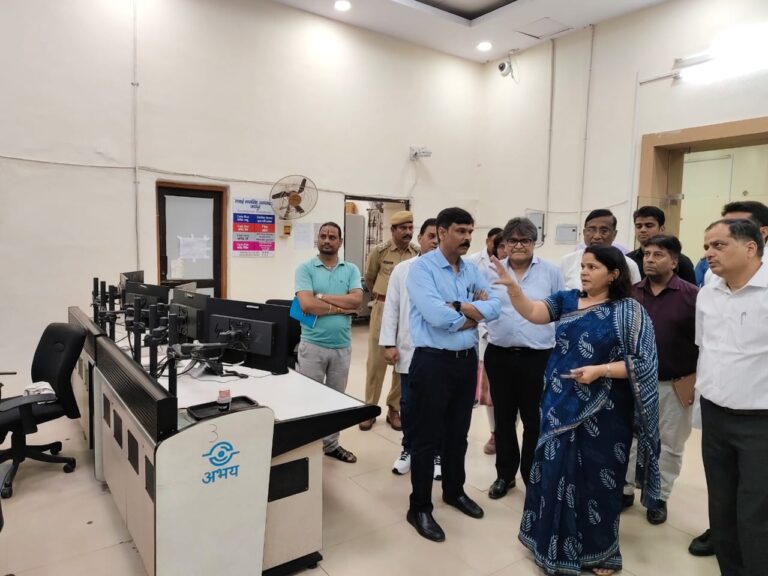 एसएमएस अस्पताल का प्रमुख शासन सचिव ने आकस्मिक निरीक्षण किया 