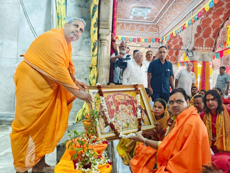 प्रधानमंत्री मोदी के जन्मदिवस पर  हुआ तुलसी के पौधो का वितरण