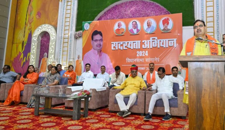सांगानेर विधानसभा के बूथ पर मुख्यमंत्री किया घर-घर जनसंपर्क कर दिलाई भाजपा की सदस्यता