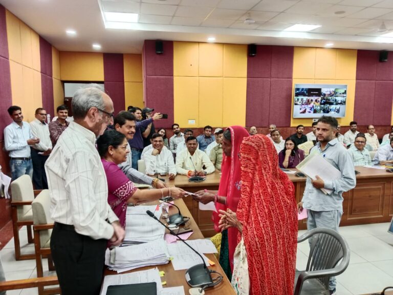 जनसुनवाई में फरियादियों के चेहरे पर आई मुस्कान