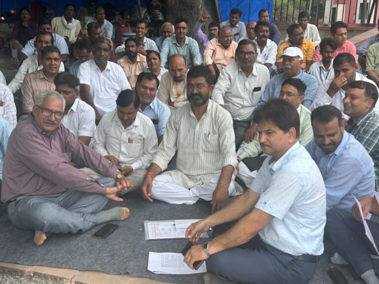 राज्य कर्मचारियों ने मनाया ज्ञापन दिवस
