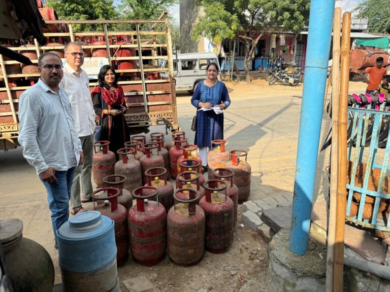 घरेलू गैस सिलेंडर के अवैध भंडारण का पर्दाफाश 47 घरेलू गैस सिलेंडर बरामद