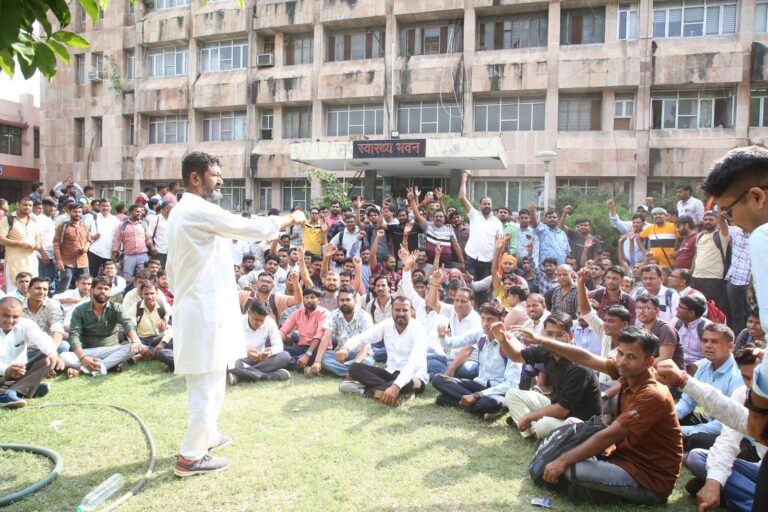 मुख्यमंत्री निशुल्क योजना के कंप्यूटर ऑपरेटरों ने किया प्रर्दशन 