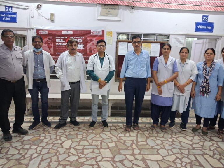 सेटेलाइट हॉस्पिटल में डॉक्टरों व स्टाफ ने रक्तदान शपथ ली