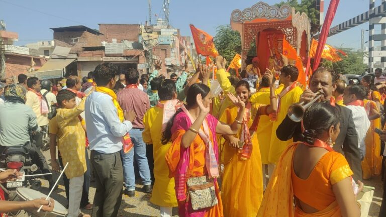 महाराजा अग्रसेन की भव्य शोभायात्रा निकली  श्रद्धालुओं ने की पुष्प वर्षा 