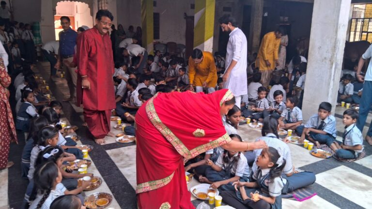 गीता गायत्री मंदिर में 1100 कन्या बटुकों का पूजन महोत्सव हुआ