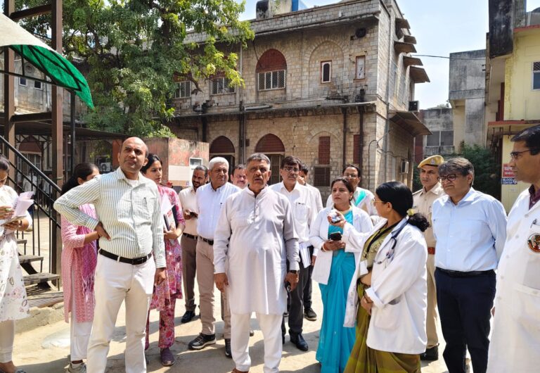 चिकित्सा मंत्री ने जनाना अस्पताल का किया निरीक्षण