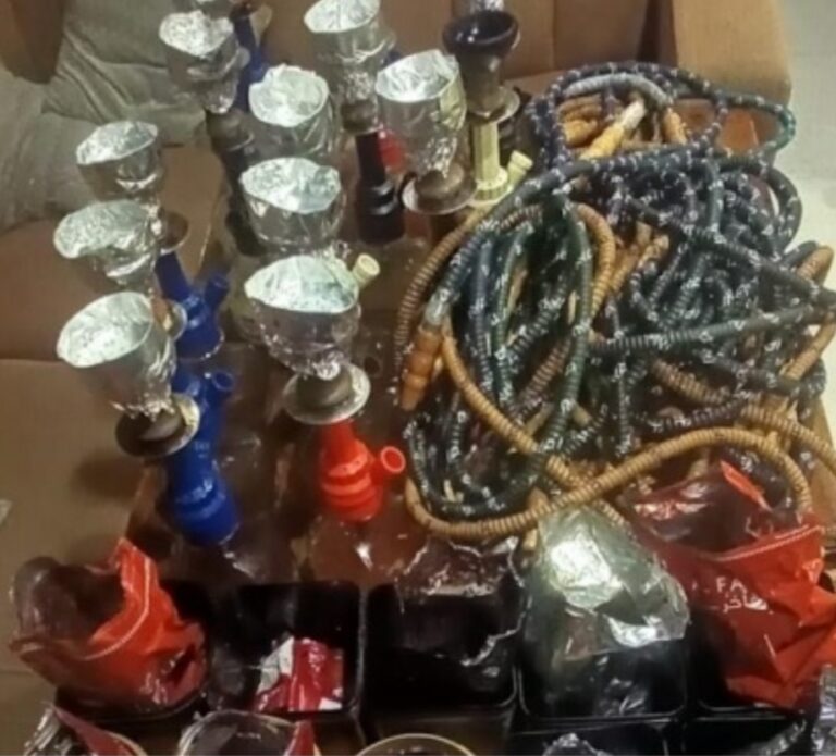 हुक्का बार पर पुलिस की छापेमारी दर्जनों हुक्के, चिलम, पाइप, कटोरी, कई फ्लेवर किए जब्त
