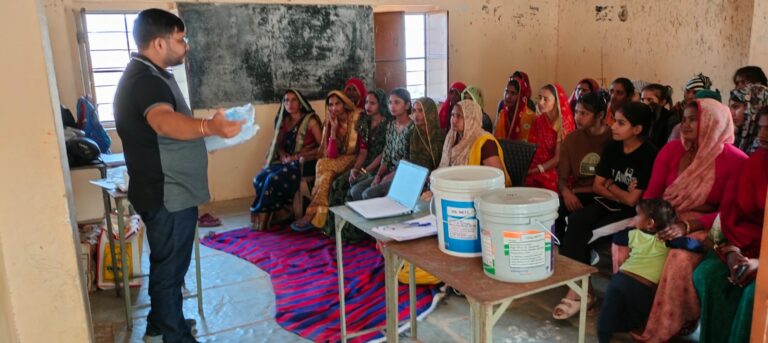 प्रशिक्षण कार्यशाला में महिलाएं एवं बालिकाएं सीख रही पेंटिंग की बारीकियां