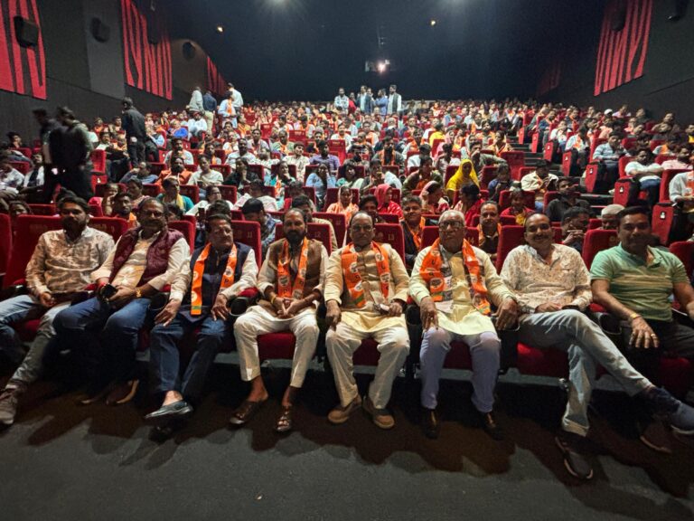 विधायक शर्मा ने भाजपा कार्यकर्ताओं को दिखाई ‘द साबरमती रिपोर्ट’