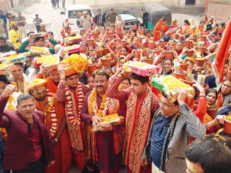 विशाल तुलसी कलश यात्रा और पोती यात्रा निकली