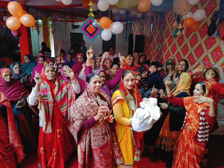 भागवत कथा में कृष्ण का जन्मोत्सव धूमधाम से मनाया 
