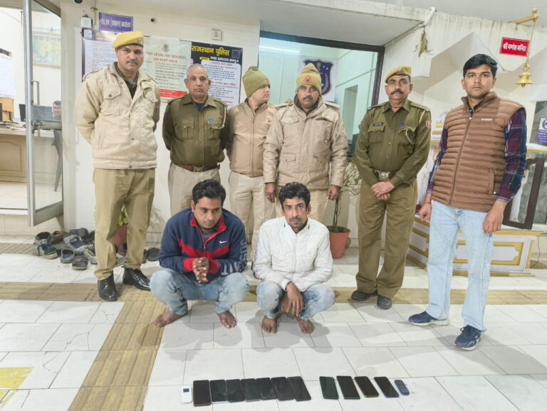 वाहन चालकों का ध्यान भटका कर वाहनों से महंगे मोबाईल पर्स चुराने गैंग को दबोचा