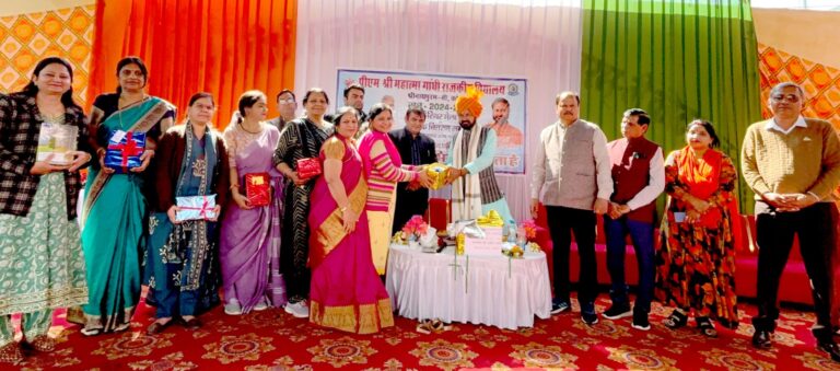 विधायक शर्मा ने विधायक कोष से छात्रों को किया पुस्तक वितरण 