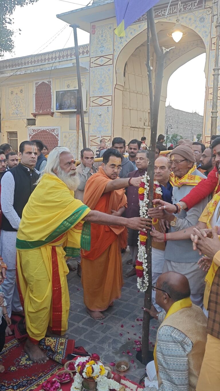 गोविंद देवजी मंदिर परिसर में होली का डांडा पूजन के साथ फाग महोत्सव शुरू