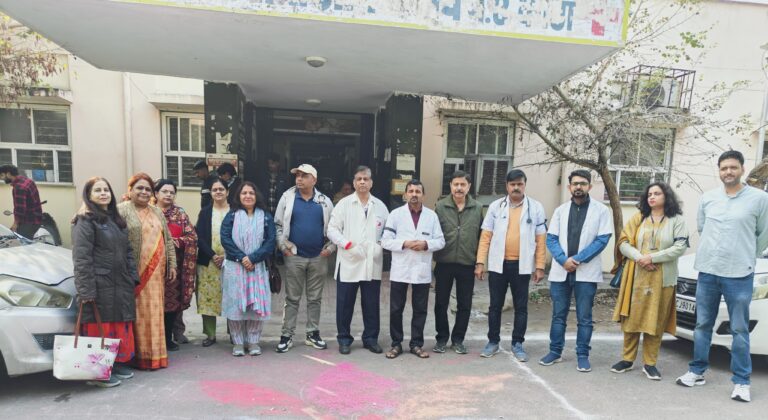 कोटा में सेवारत चिकित्सकों ने नारेबाजी के साथ जोरदार विरोध प्रदर्शन किया