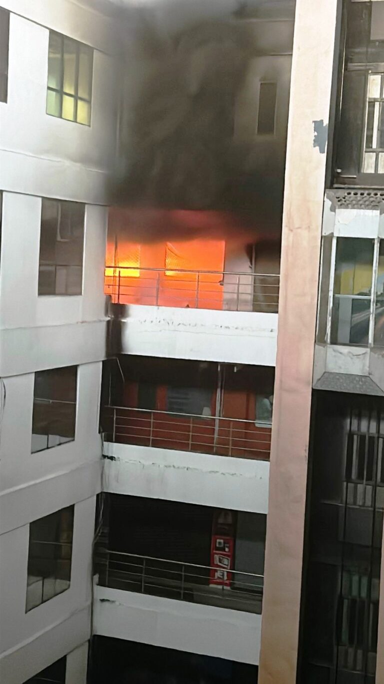 न्यू आतिश मार्केट के सन्नी मार्ट में लगी भीष्म आग, 18 ऑफिस आए चपेट में