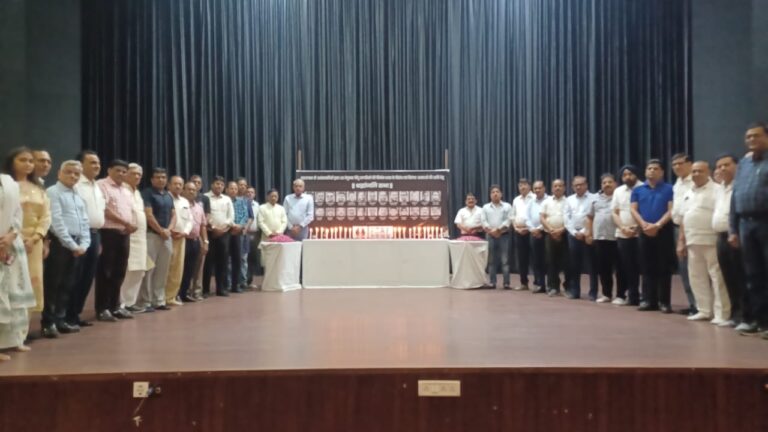 पहलगाम में मारे गए नागरिकों को दी श्रद्धांजलि 