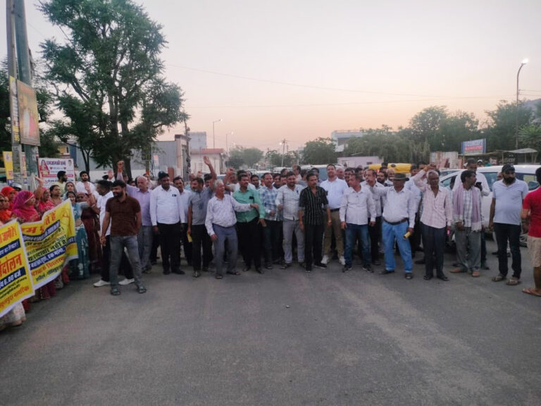 सरकारी पानी से पहले की जा रही लूट के खिलाफ आंदोलन को मजबूर जनता 