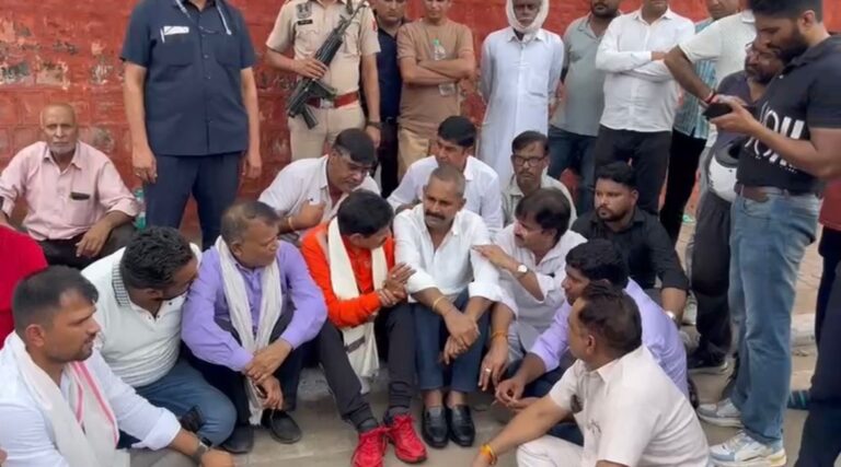 पुलिस हिरासत में मृत्यु मामले मनीष पांडे के परिवार से वार्ता के बाद धरना समाप्त