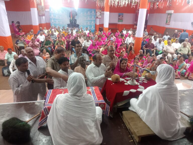 250 जैन श्रद्धालुओं 9 स्थानों पर 37 मुनि-आर्यिका लिया आशीर्वाद