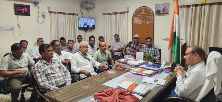 पत्रकारों ने मुख्यमंत्री के नाम अति. जिला कलेक्टर  को दिया ज्ञापन