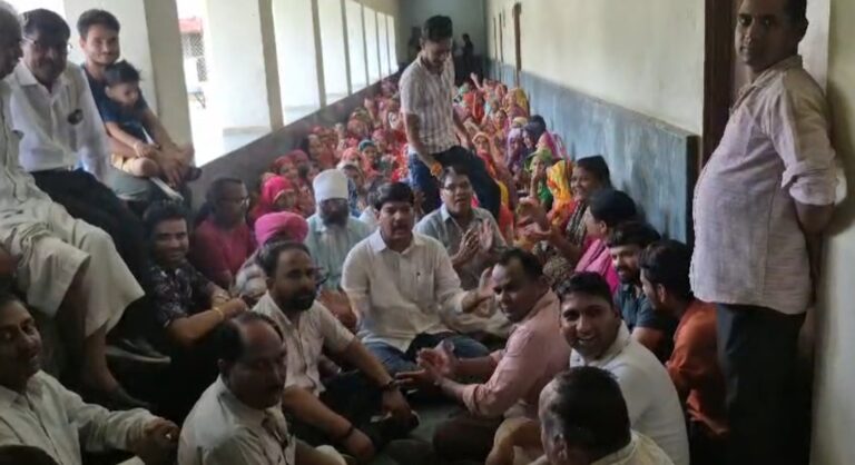 पानी के लिए मजबूर जनता को करनी पड़ी रही है रामधुनी