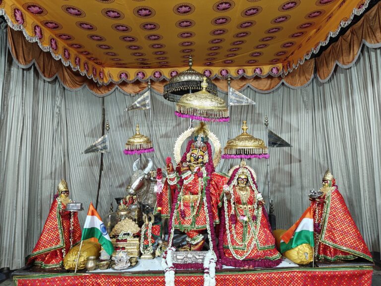 हर घर तिरंगा अभियान में गोविन्द देव मंदिर में 2100 तिरंगे का हुआ वितरण