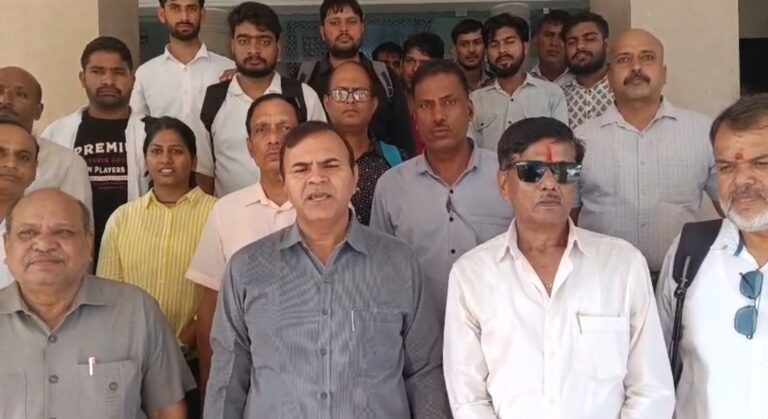 लैब टेक्नीशियनों ने जिला कलेक्टर के माध्यम से मुख्यमंत्री नाम दिया ज्ञापन