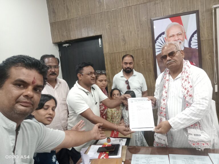 अभिभावक संघ ने शिक्षा मंत्री मदन दिलावर को दिया ज्ञापन