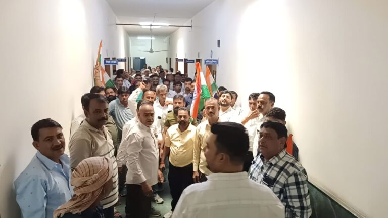 अतिरिक्त मुख्य अभियंता कार्यालय पर जलदाय कर्मचारियों ने किया विरोध प्रदर्शन