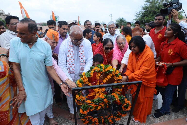 सैनिकों की कलाई पर बहने बांधेगी राखी,  मंत्री की कलाई पर राखी बांध की शुरुआत