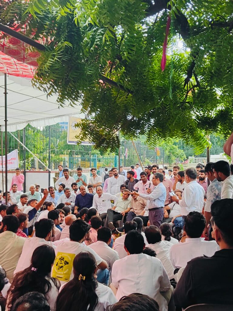 लैब टेक्नीशियन संघ ने निजीकरण और मांगों को लेकर दिया धरना