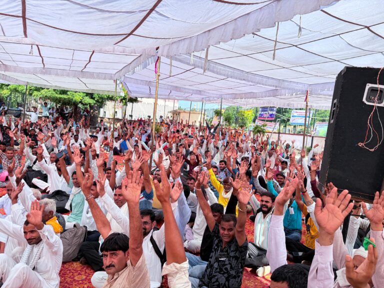 आक्रोशित हज़ारो कर्मचारियों ने दिया शहीद स्मारक पर धरना