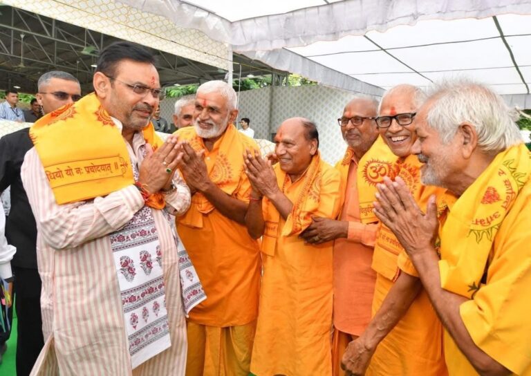 गायत्री महायज्ञ का मुख्यमंत्री को दिया 251 कुंडीय निमंत्रण