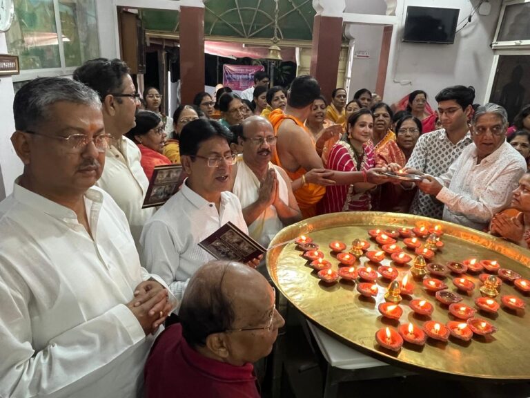 चौबीस भगवान की सामूहिक पूजन, और हुए कलशाभिषेक