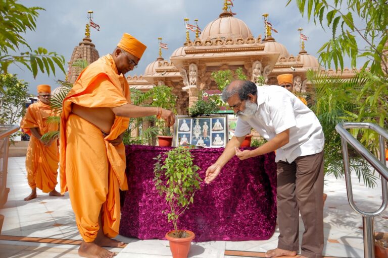 अक्षरधाम मंदिर में  पर्यावरण संरक्षण के लिए वृक्ष पूजन एवं जागृति कार्यक्रम हुआ